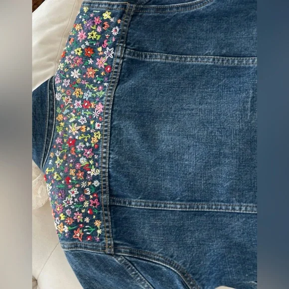 GAP Upcycled Denim Jacket with hand embroidered floral pattern size small - Picture 4 of 6